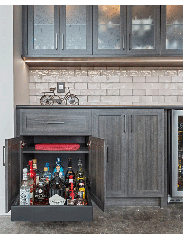 Pull-out bar cabinet